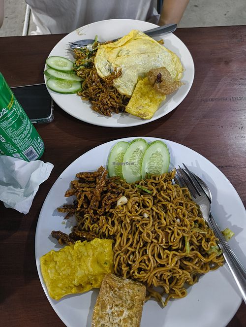 Vegan Mi Goreng and Vegetarian Mi Goreng at Warung Bu De in Central Lombok Regency
