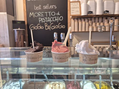 Cioccolato Fondamente, Fragola, and Limone scoops at Bacaro del Gelato in Veneto
