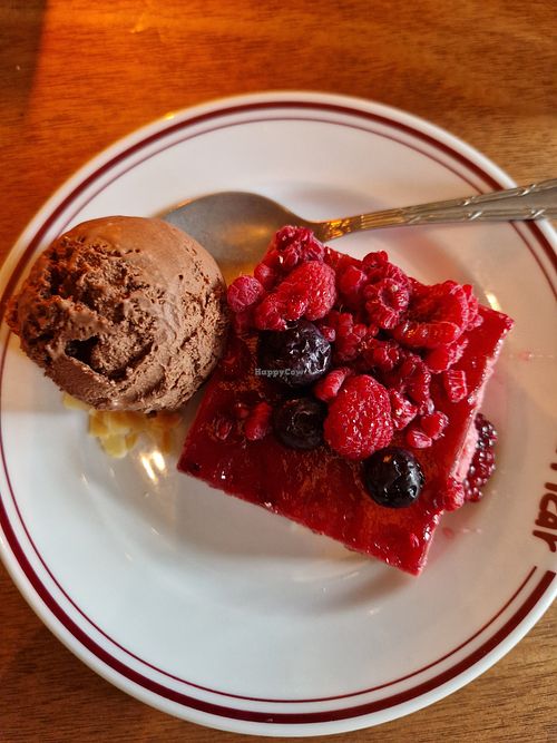 Vegan bosvruchten cheesecake at Bar Picar in Zuid-holland