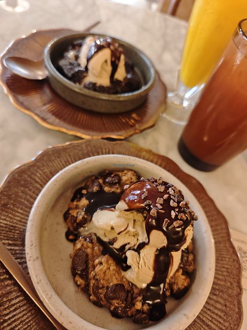 Cookies veganas de nueces con chocolate y muerte por chocolate con helado de pistacho, limonadas de mango y zanahoria, naranja y jengibre. at La Cookileria in Murcia