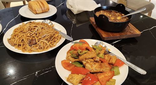 Tallarines con huevo, bambú y setas chinas / Tofu thai / Kubak con verduras variadas / Pan chino at Restaurante Guang Zhou in Comunidad De Madrid