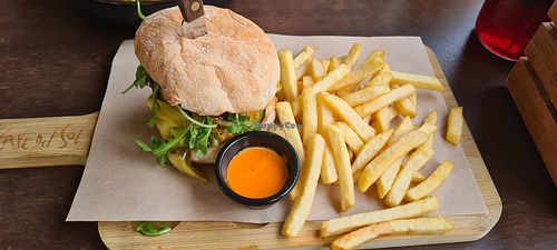 Jalapeno Burger mit Pommes und veganer Sriracha-Soße at Cafe Del Sol Bremen II/Osterholz in Bremen