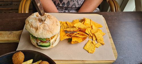 Hummus Burger mit Nachos at Cafe Del Sol Bremen II/Osterholz in Bremen