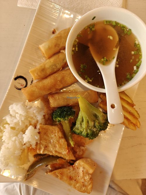 Some of ghe warm dishes: miso soup, spring rolls, tofu in coconut sauce, fried vegetables and boiled rice at Konnichiwa in Uusimaa
