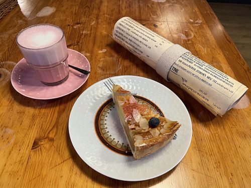 Pink Chai Latte und Apfelkuchen   at WINKELGASSE Café & Pub in Bayern