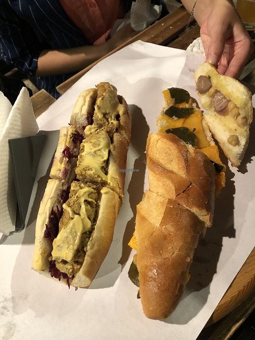 A sinistra baguette con würstel artigianale di impasto di ceci, senape e cipolla caramellata. A destra baguette con zucca, foglie di cappero, ceci e olive.   at Bi e B - Birre e Baguettes in Campania