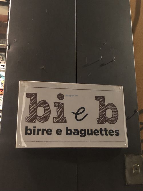 Logo di Birra&Baguette sull’insegna esterna  at Bi e B - Birre e Baguettes in Campania