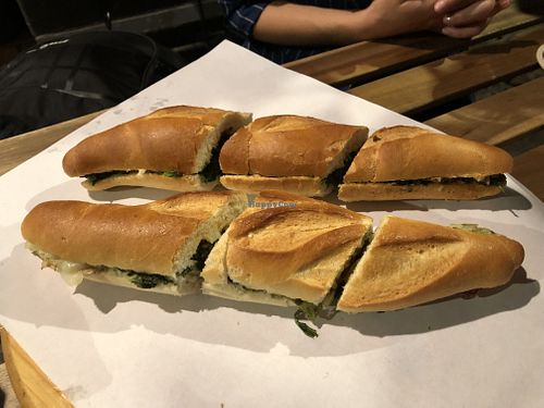 In alto baguette con spinaci, cavolo viola marinato, noci e pomodoro secco. In basso baguette con lampascioni, finocchio e crema di ceci.   at Bi e B - Birre e Baguettes in Campania