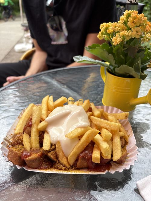 Currywurst mit Pommes und Mayo  at Andis Imbiss "easy rider" in Berlin