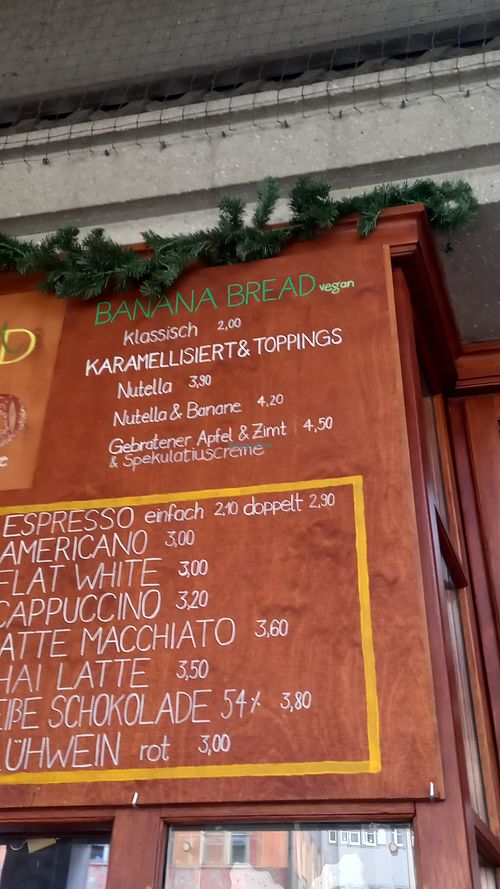 banana bread and drink options at Waltraud Bagels & Coffee in Bayern