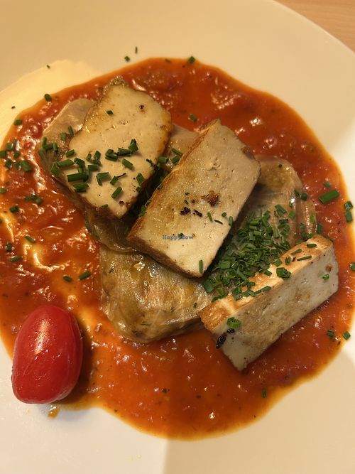 Mit Reis und Gemüse gefüllter Kohl mit Tofu auf Tomatensoße   at Gasthof Kocherbähnle in Baden-württemberg