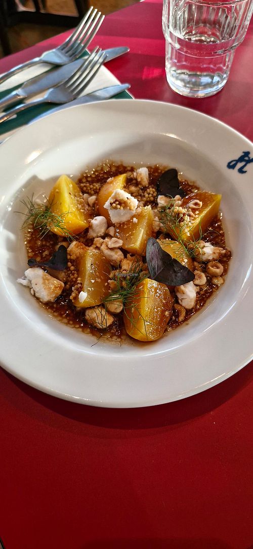 Gele biet met vegan feta at Hondenkop in Utrecht