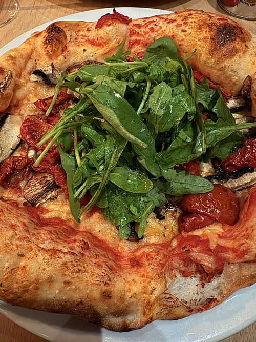 Pizza mit getrockneten Tomaten und Portobello Pilzen.   at ANDIAMO - Italo Pop in Baden-württemberg
