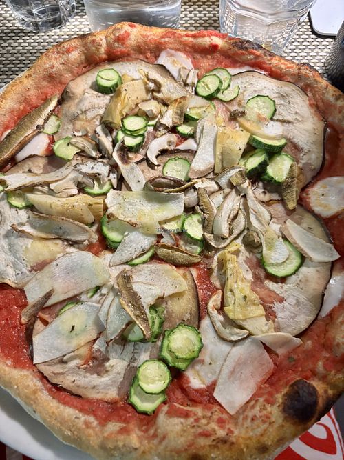 Pizza con verdure con aggiunta di mozzarella vegetale e funghi porcini.  at Nuova Pizzeria Centrale in Toscana