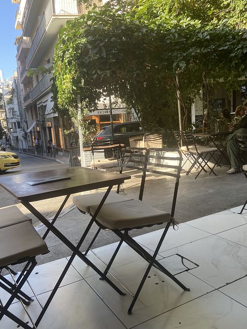 Outside seating    at Antoni’s Yard in Athina