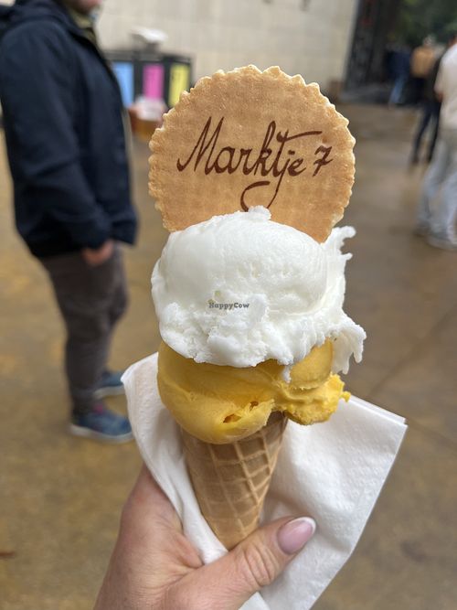 Glace végane citron et mangue avec biscuit et cornet vegans 🌱   at Marktje 7 in Vlaanderen