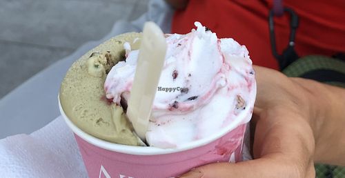 Pistacchio e croccante all’amarena  at Attimi - dolci e gelati in Campania