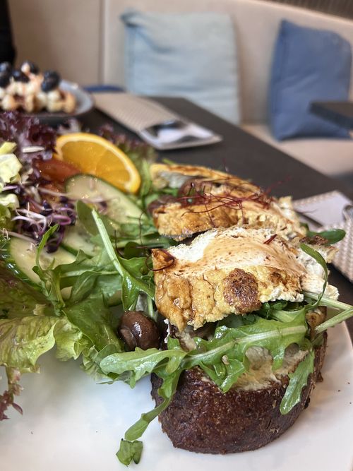 Vegan Tofu Hummus Sandwich   at Kemo Café - Bowls & Brunch in Sachsen