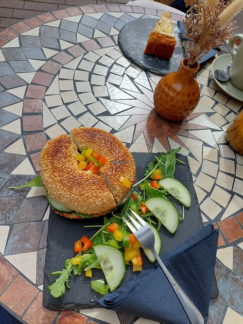 Veganer Veggie Bagel und Carrot Cake at Sums Coffee & Bagel Rüttenscheid in Nordrhein-westfalen