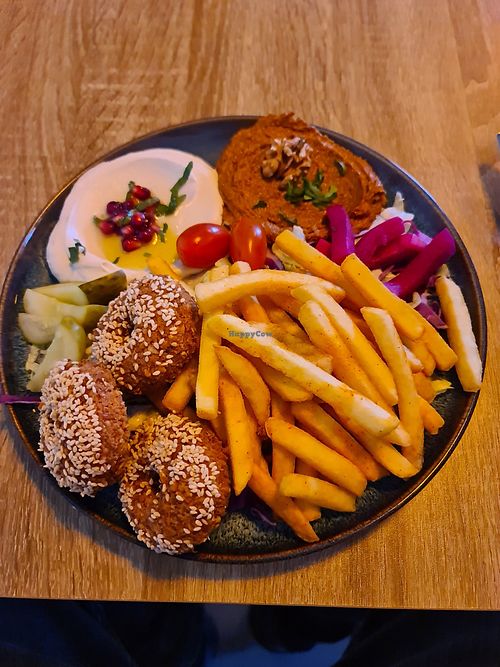 Falafel Pommes Teller at maza magic in Sachsen