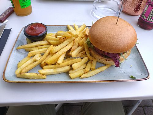 "Der Hamburger" mit Gemüsebratling at Hamburgerei Kempten in Bayern
