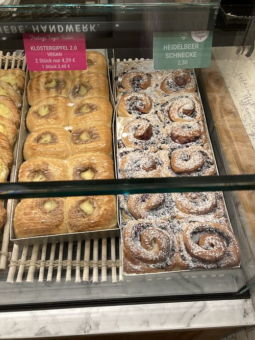 2 Sorten vegane Buchteln  at Reiß Beck  in Baden-württemberg