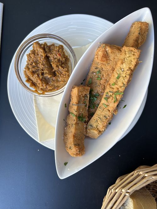 Pannise & Tapenade - Kichererbsen-Pommes mit Oliventapenade  at Chez Mara in Rostock