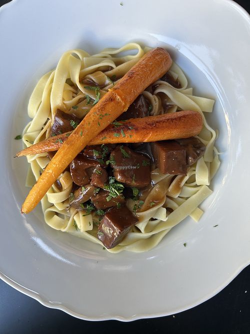 Seitan á la Bourgignon - Seitangulasch in Rotwein mit Tagliatelle  at Chez Mara in Rostock