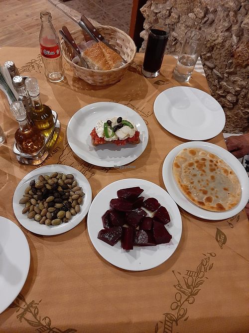 Bietjes, Dakos, olijven, venkel pastei, brood at Samaria Restaurant in Crete