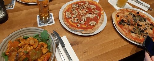 Pizza mit Kapern, Oliven und veganem Käse 
Pizza mit Pilze ohne Käse 
Vegane, glutenfreie Nudeln mit Gemüsesauce at Spizzenzeit Essen in Nordrhein-westfalen