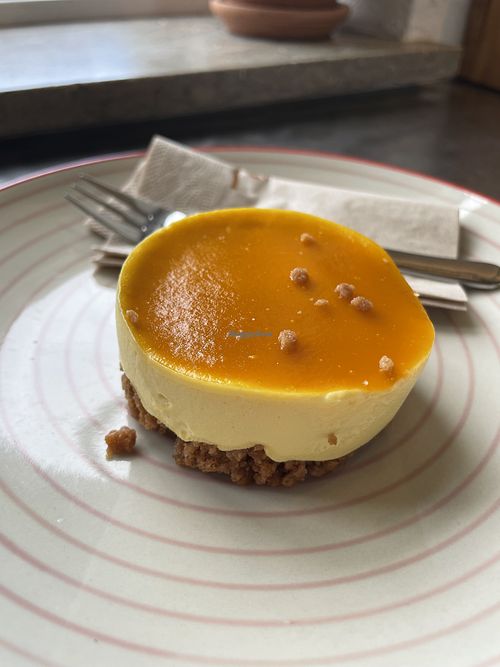 Vegan mango mousse cake  at Strandvejsristeriet in Helsingoer
