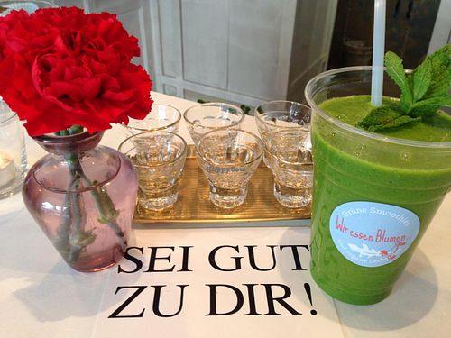 Grüner Smoothie im biologisch abbaubaren Einwegbecher. at Wir essen Blumen Smoothie and Juice Bar in Frankfurt