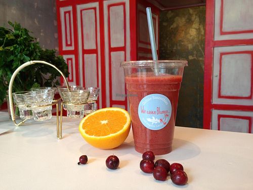 Supersmoothie für's Immunsystem:
Cranberry, Orange, Banane, Himbeeren, Zimt, Vanille at Wir essen Blumen Smoothie and Juice Bar in Frankfurt