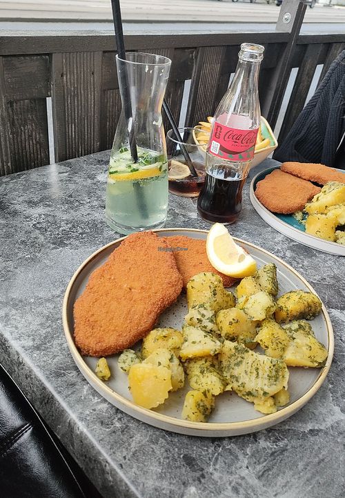 Veganes Schnitzel mit Petersilienkartoffeln at Restaurant Mahlzeit in Wien
