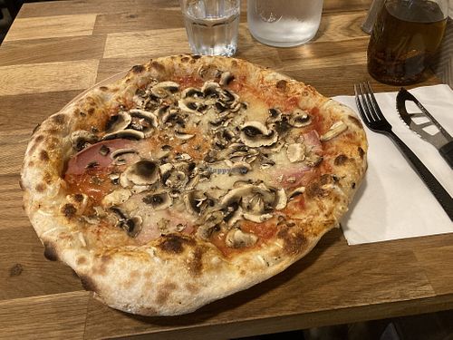 Pizza Regina Vegan  at Bella Casa in Grand Est