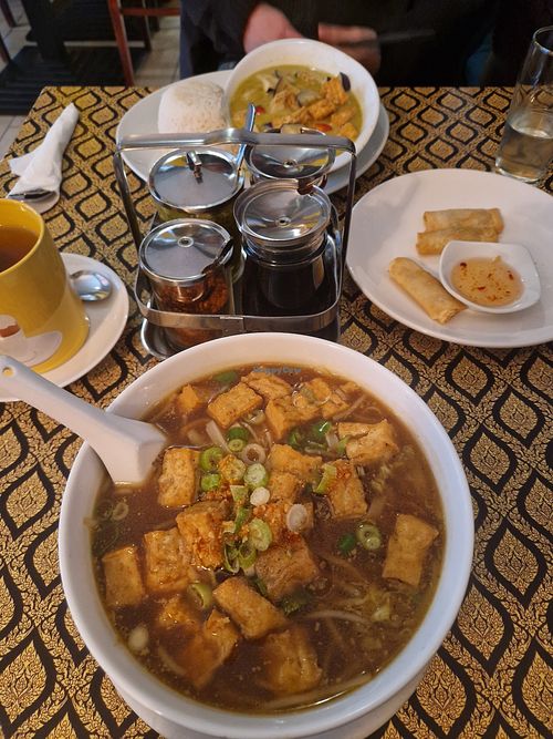 Suppe mit Reisnudeln und grünes curry mit Reis. Mussten nur das Fleisch durch Tofu ersetzen. at Thai Foodland Schnellrestaurant in Baden-württemberg