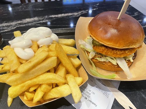 Chicken Burger Menu  at Pommes Freunde in Bayern