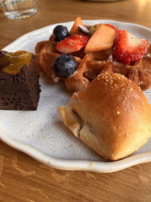 Wafel en vegan worstenbroodje als ontbijt  at Hotel Bent in Noord-brabant