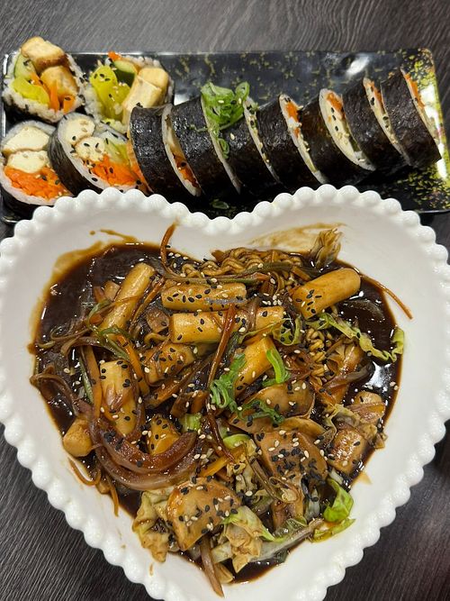 Jjajang tteokbokii y kimbap veganos at Hansik Market & Restaurant in Región Metropolitana
