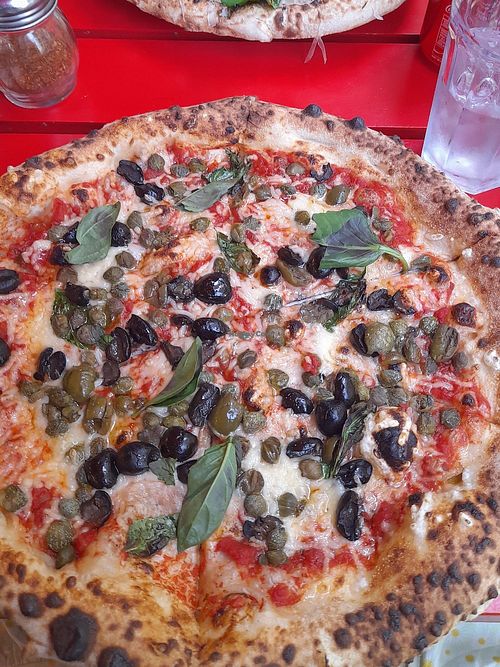 Pizza casi nara con queso vegano at Toni Lautaro in Región Metropolitana