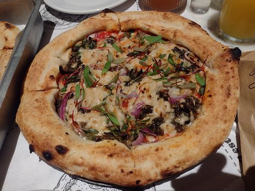 Pizza com berinjela, bem saborosa at Broto Pizza in Rio De Janeiro