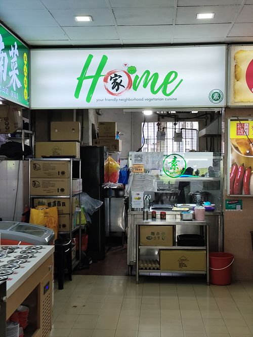 Hidden gem at the corner of the coffeeshop 🍜
Tried their 杂酱面 (Zha Jiang Mian) — the taste is really good, rich and flavourful 👍
Only downside? The portion is a bit sm at 家 Home Vege in West Singapore