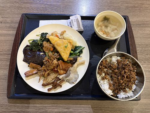 Vegan pick and mix. Vegan mince park rice and vegetable soup.  at Minder Vegetarian QSquare Taipei Branch in Taipei