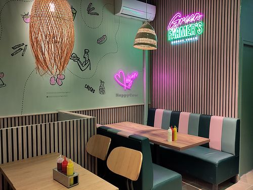 Eat-in space at Green Farmer's - Faubourg du Temple in Paris