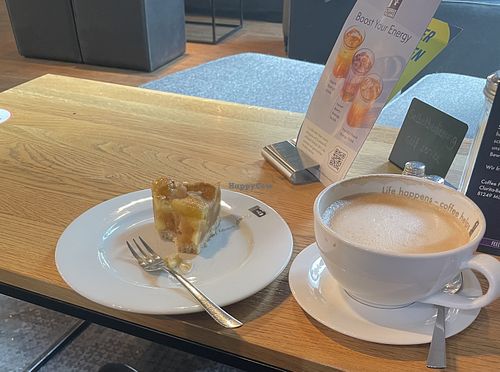 Lecker Kaffee mit Pflanzenmilch und köstlicher Apfelkuchen   at Coffee Fellows Cafe in Bavaria