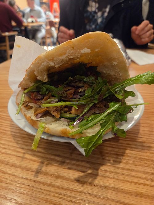Vöner mit Cocktail- und scharfer Sauce at Urfas Kebap in Hamburg