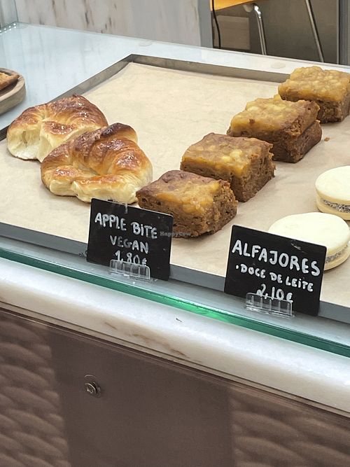 Very moist apple cake 😋  at Cafe BEC (Biblioteca e Cineteatro) in Sesimbra