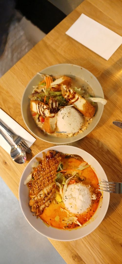 oben: Gemüse in Erdnussoße, Sesamreis, extra knuspriger Tofu
unten: 
Rotes Curry Gemüse mit extra veg. Hähnchen at Da Nang Vegan in Essen