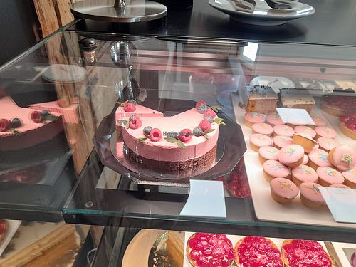 Berry cake at Huovisen Leipomo Rautatieaseman kahvila in Pohjois-pohjanmaa