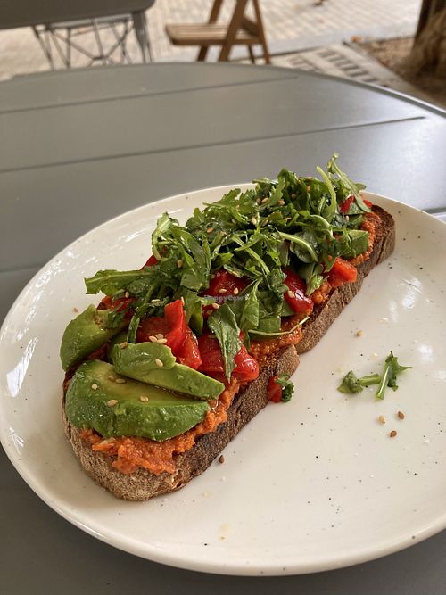Sobrassada vegana, alvocat, ruca i pebrot escalivat  at Còsmic in El Masnou